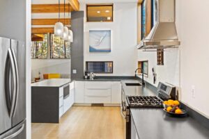 42040 Custom Silverton Int VA (10)